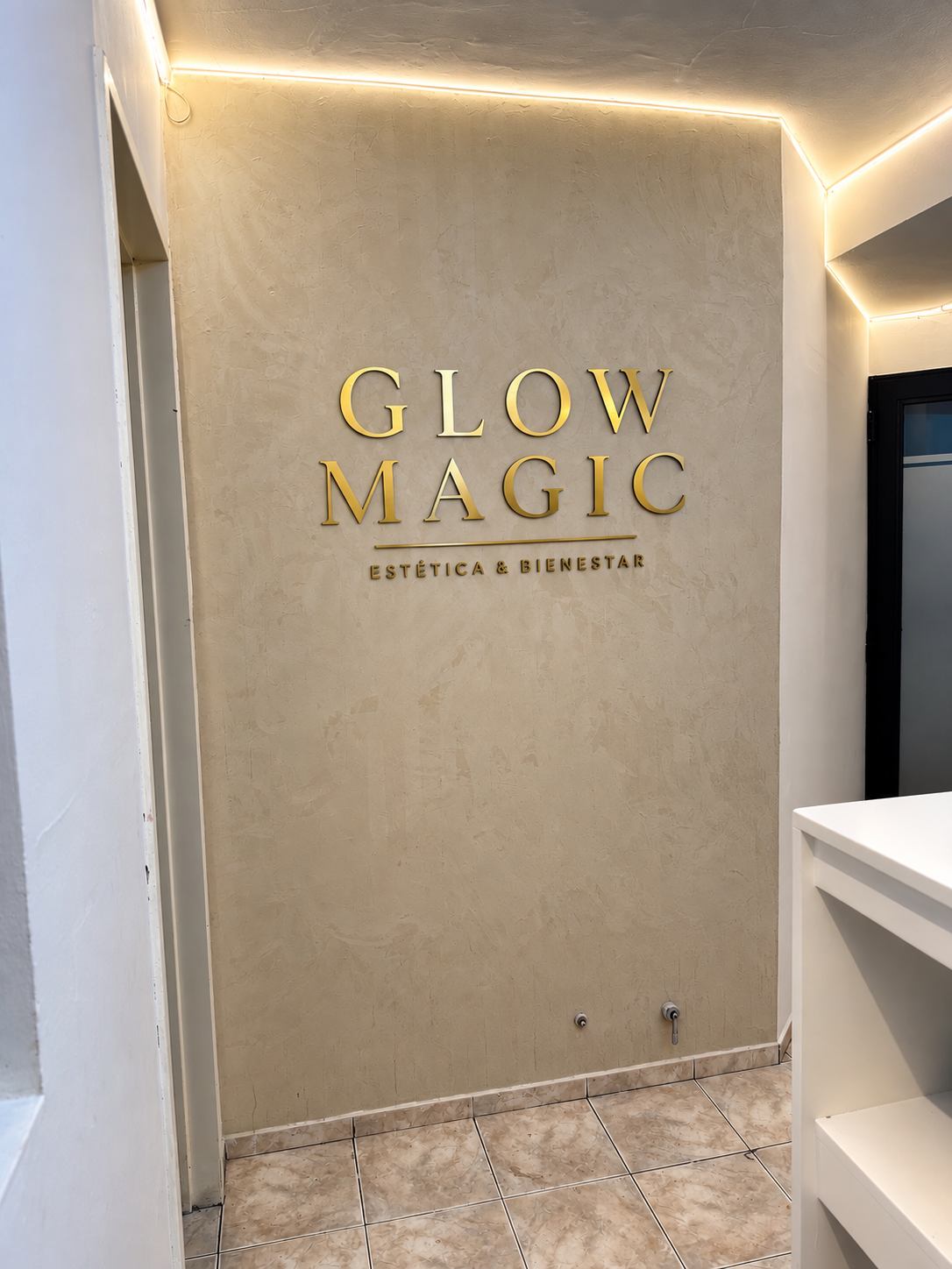 Pared con el logo Glow Magic