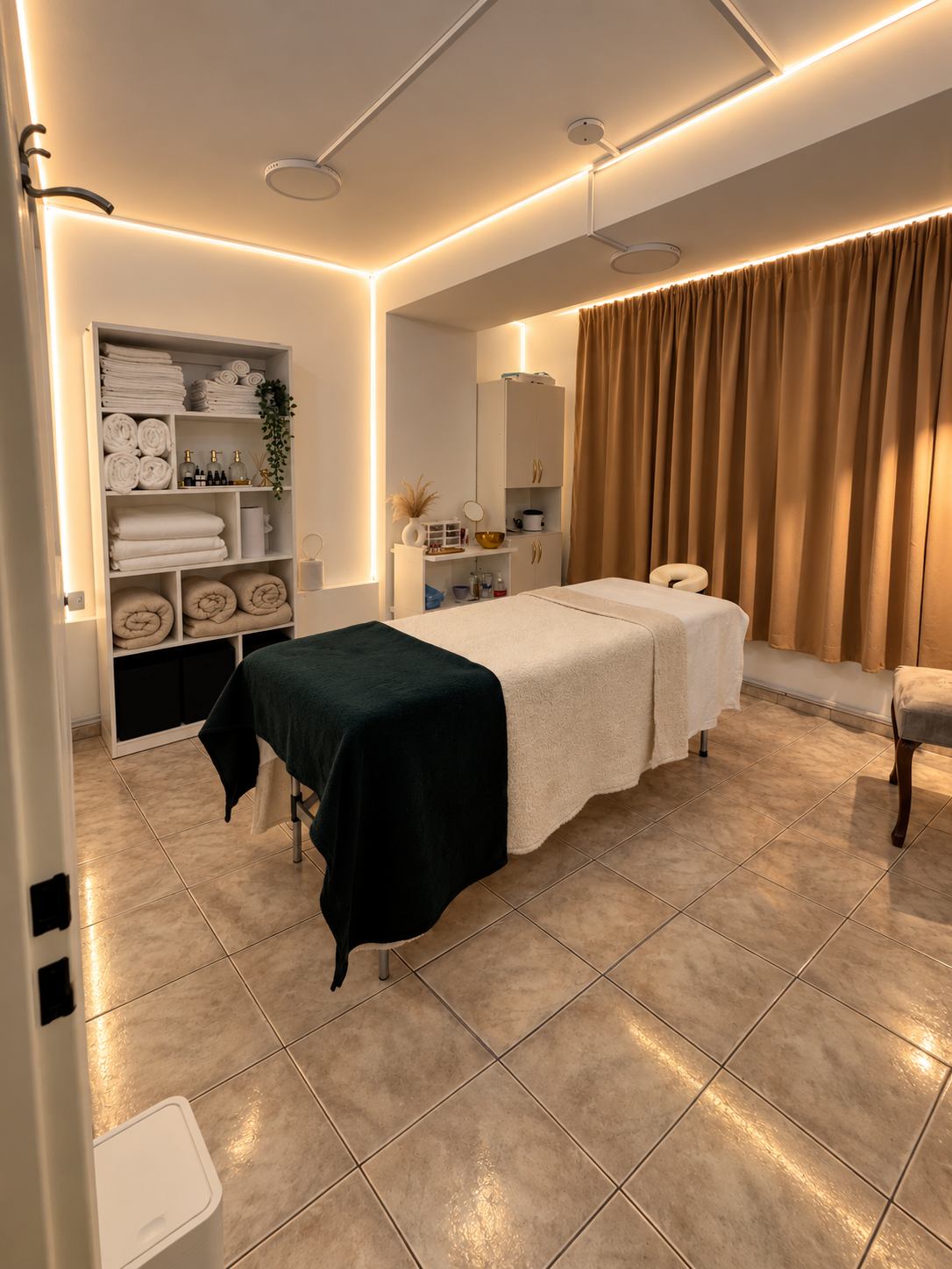 Sala de masajes de Glow Magic con camilla, toallas y luz cálida